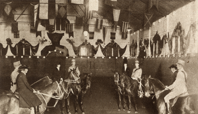 98807 Afbeelding van enkele deelnemers bij het Quadrille rijden, onder leiding van kapitein Higly, in de manege van de ...